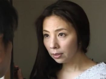 熟れて色気倍増な熟女妻が近隣住民に迫られて禁断パコ人妻熟女のエロ動画