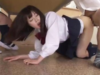 机の下に潜り込んで同級生チンポをフェラ→生挿入まで勝手にする淫乱JK娘女子校生美少女中出し...