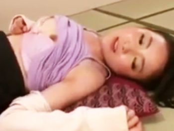 旦那の寝ている横で義父に中出しされる美人な嫁巨乳人妻熟女中出しレイプ近親相姦のAVエロ動画