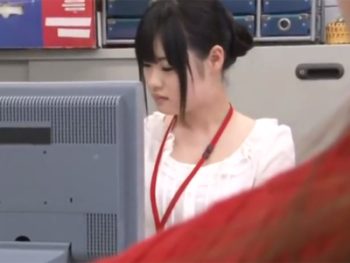 仕事に慣れようと必死に頑張る新人OLが変態上司に犯されて顔射展開美少女OL顔射愛音麻友のポ...