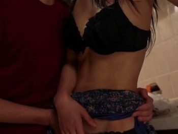 ゲリラ豪雨で人妻と2人きりで雨宿り…止まない雨の中で夫の愚痴を聞きながら…人妻中出し向井藍のAV無料動画