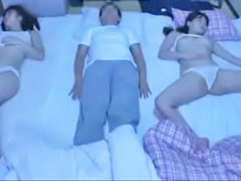 寝相が悪すぎる連れ子の娘たちと3Pパコ女子校生美少女顔射近親相姦3Pのアダルトエロ動画