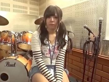 笑顔が可愛いアルバイト店員を職場でハメ撮り→顔に濃いザーメンぶっかけｗ素人美少女顔射ハメ撮りのAV無料動画