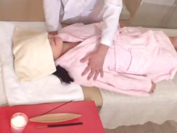 媚薬入りお香で寄り目になってガチ昇天するぽっちゃり素人巨乳素人盗撮マッサージのアダルトエロ動画