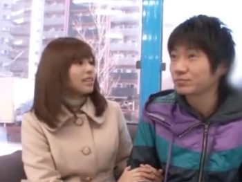 美女が逆ナンパで素人チンポ抜いちゃう美少女フェラ手コキのエロ動画