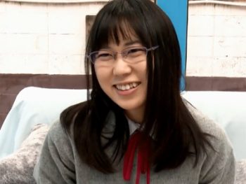 真面目な眼鏡JKがMM号でズッポシ挿入されて喘ぎ狂い女子校生めがね顔射のエッチ動画