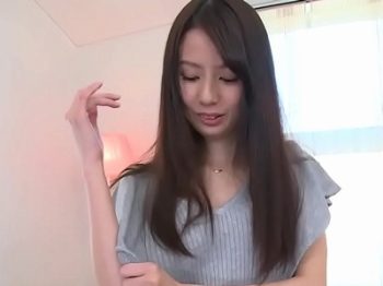 デビュー作で豪快に潮吹きしながら初の絶頂を感じる美少女美少女潮吹きデビュー作紗凪美羽のアダルト動画