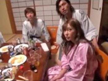 色白痴女が慰安旅行で酔っ払って同僚とベロキス乱交巨乳美少女お姉さんギャル乱交明日花キララのAV無料動画