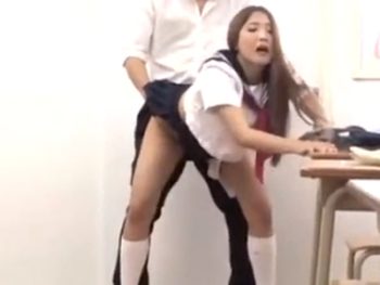 電車の中にも関わらず堂々とおチンポに股がってくるOLお姉さん痴女中出し潮吹き露出のエッチ動画