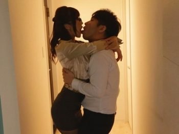 めがねのキャリアウーマンが見た目に合わない濃厚中出し美少女痴女OLめがね中出し大槻ひびきのアダルト動画