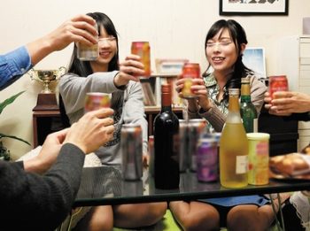 バイト仲間たちが数人集まって宅飲み→酔った勢いで中出し乱交へｗ巨乳中出し乱交のアダルト動画