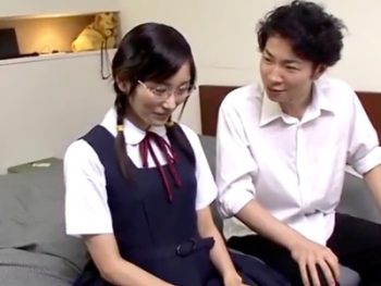 絵色千佳が可愛いメガネJKコスで学園エッチ女子校生美少女中出しのエロ動画