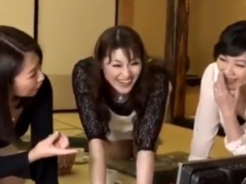 これが金持ち熟女たちの夜遊び！男を品定めして馬なり騎乗位ｗ巨乳痴女熟女のAV無料動画