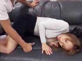 エアコン修理業者の男に媚薬入りのお茶を飲まされて寝取られちゃう美人奥様巨乳人妻レイプのエロ動画