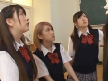 男のチンポに興味津々な変態JKトリオに囲まれて教室で生中出しパコ女子校生美少女中出し乱交のアダルト無料動画