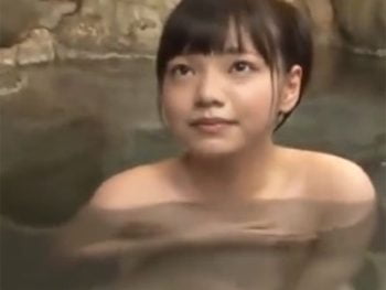 温泉リポートをしていた童顔のお姉さんが流れでパコられ強制イキ美少女お姉さん乱交のアダルト動画