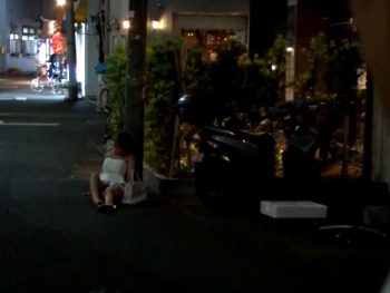 酔い潰れたギャルを道端で発見！介抱するフリして媚薬バイブを突っ込んだ結果→中出しNTR完了ｗ巨乳ギャル中出しレイプのアダルト動画