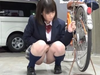 恥ずかしがりながらも自分からパンツ見せてくるJKに誘われて…女子校生美少女痴女のアダルト動画