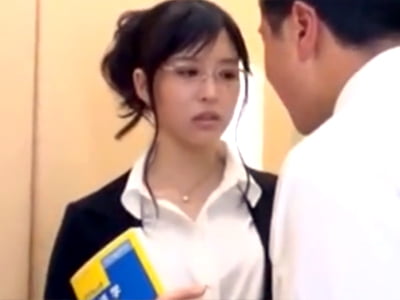 メガネ似合うインテリ美女教師が発情した生徒と補修パコ→凄い量の顔射汁浴びるお姉さん女教師めがね顔射の無料ポルノ動画