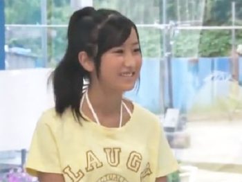 家族で海水浴に来ていた黒髪女子を騙してマッサハメ→無許可で生中出し美少女中出しマッサージのエロ動画