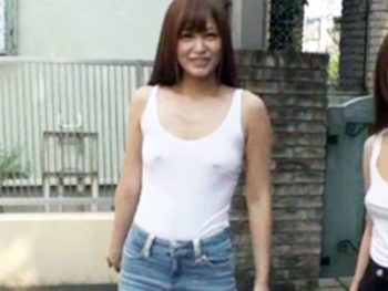 服越しにピンピン乳首を見せつけてくる隣の激カワJDと‥美少女痴女ハメ撮りのアダルト動画