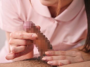 ハンドテクが評判の精液採取係の痴女ナース美少女痴女看護婦手コキ美谷朱里のエロ動画