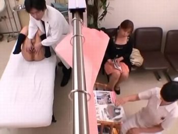 母と一緒に産婦人科へ来たのに性〇待を受ける女子校生女子校生レイプ盗撮のアダルト無料動画