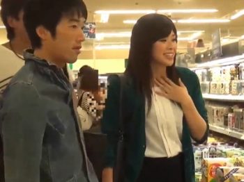 美人な友達奥を寝取り→コタツの中でバレないように愛撫し、我慢できなくなった所をガッツリNTR巨乳痴女人妻顔射のアダルト動画