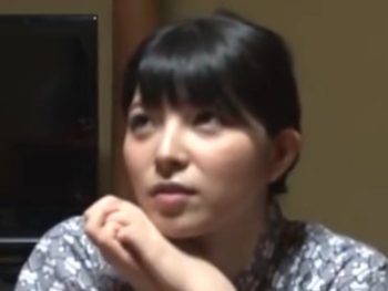 不倫温泉旅行で当然とばかりに中出し楽しむ淫乱妻素人人妻中出しのエロ動画