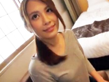 よっぽど溜まっていたのか大声で喘ぎながら他人棒でイキ乱れる美人妻人妻顔射ハメ撮りナンパのアダルト動画