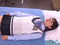 保健室で休んでるJKにムチャぶりゲーム→罰ゲームで3Pしちゃう男子学生女子校生美少女痴女顔...