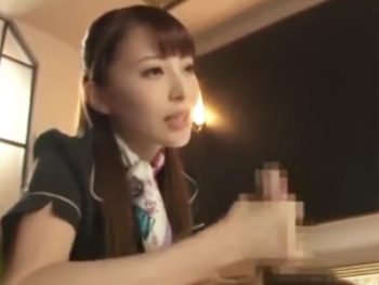 こんな細くて白い手でシコシコされたら射精我慢できないｗお姉さん痴女顔射手コキソープのアダル...