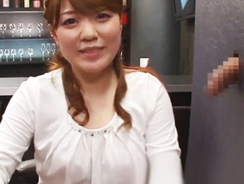 お酒のチェイサー代わりにフェラ抜きザーメンを楽しむチンポバーｗｗｗお姉さんフェラ手コキのエ...