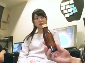 みんながムラムラしているAV編集現場に超カワイイスタッフが入っちゃった結果ｗｗ美少女痴女中出しハメ撮りレイプ3Pのアダルト動画