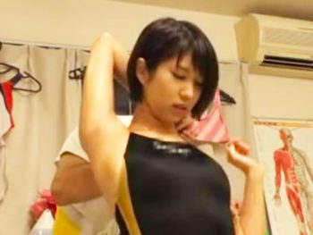 水着姿の巨乳娘が猥褻マッサで発情→生チンポ受け入れ！巨乳美少女マッサージの無料AV