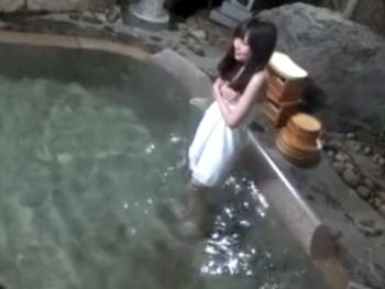 イケメンに寝取られる素人彼女が混浴風呂で激パコ素人美少女盗撮のエロ動画