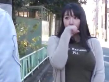 爆乳人妻がご近所様を自宅連れ込み中出し不倫！巨乳人妻熟女中出しのエロ動画