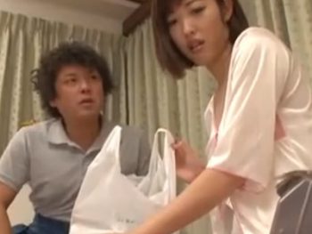 風邪を引いて弱っている巨乳人妻にまんまと中出し成功ｗ巨乳人妻中出しのエロ動画