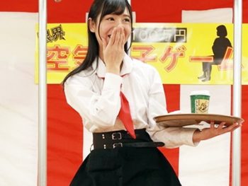 おチ○ポ空気イスで我慢できずに騎乗位挿入ｗ→彼氏の前でそのままNTR中出し美少女中出しのアダルト動画