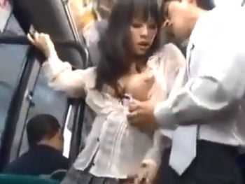 満員バス内で自分から逆痴漢しかける巨乳妻ｗ巨乳素人痴女人妻顔射痴漢のアダルト動画