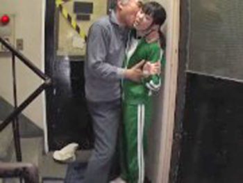 あどけない美少女を開発してハメ倒すおやじ美少女顔射のエロ動画