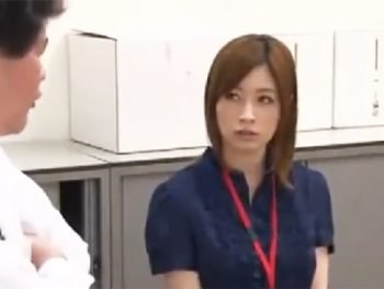下着メーカーでバリバリ働いてるお姉さんがイケてる先輩と堂々オフィスパコｗOLお姉さん巨乳のエロ動画