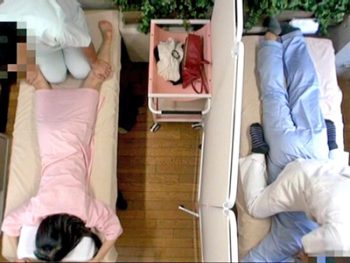 カップル割引が人気の整体院で夫の隣で寝取られる悶絶性感マッサージ巨乳素人人妻マッサージのアダルトエロ動画