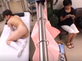 母親がカーテンを隔てているのに悪徳医師にレイプされたJKたち女子校生美少女レイプ盗撮のアダルト動画