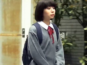 帰宅中の貧乳制服JKを車で拉致って集団輪姦レイプ！女子校生美少女顔射レイプのエロ動画