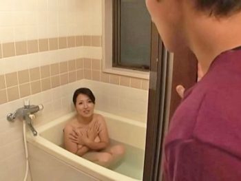 一緒にお風呂入っちゃうマザコン息子が巨乳母に中出し巨乳人妻中出し近親相姦のアダルトエロ動画