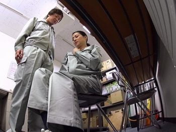 バイトの休憩中、美人奥さんと2人きりの1時間…誰も来ないことをいいことにバックヤードで内緒パコ素人人妻熟女盗撮のアダルト動画