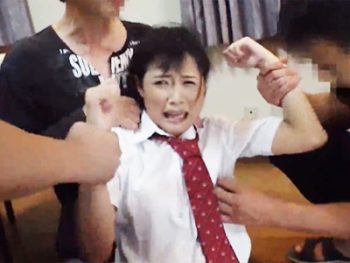 女子〇生を尾行して自宅に押し込み全穴を犯し尽くす3穴輪姦レイプ女子校生美少女中出しイラマチオレイプ乱交アナルのエロ動画