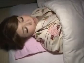 旅行先で疲れて眠っている巨乳美女を夜這い→そのまま合意の中出しパコ開始巨乳お姉さん中出しのアダルト動画