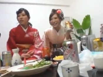 新年早々に浮かれてはしゃぐ美女達と乱交パコ→ザーメン中出し決行お姉さん中出し乱交のエロ動画